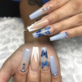 Ongles en filet rouge avec le même papillon bleu, perceuse à pointe, style français en forme de V, tendance de personnalité, patch d'ongle de manucure.