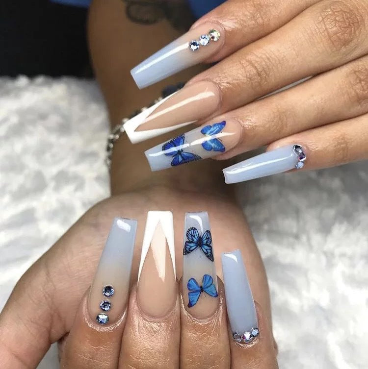 Ongles en filet rouge avec le même papillon bleu, perceuse à pointe, style français en forme de V, tendance de personnalité, patch d'ongle de manucure.