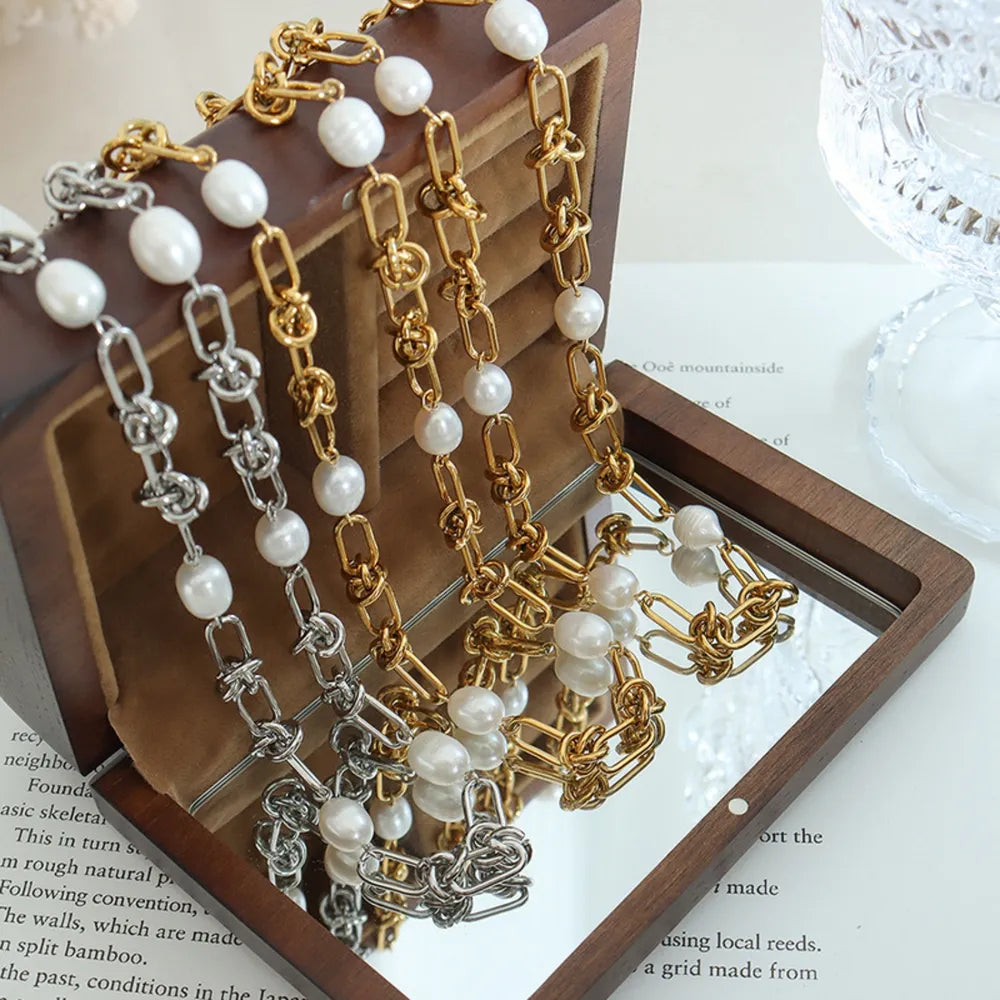 Collier en acier titane et perles d'eau douce