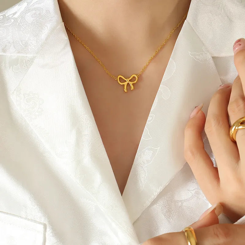 Collier pendentif arc en acier au titane