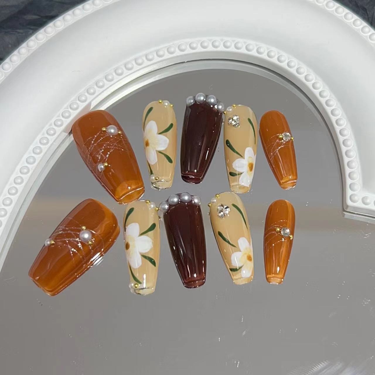 Manucure portable, manucure purement faite à la main, faux ongles finis, patch d'ongles, couleur caramel automne et hiver, camélia peint à la main, léger luxe