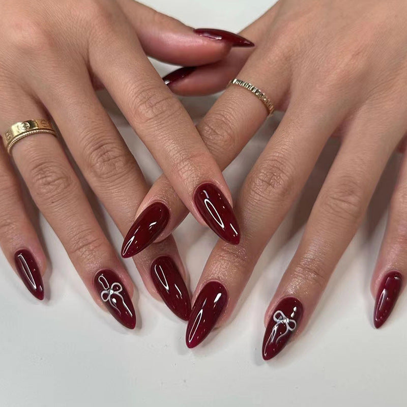 Manucure à nœud, longs faux ongles en amande
