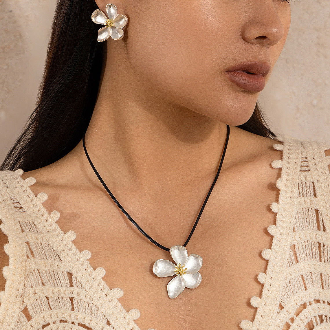 Ensemble collier chaîne tour de cou pour femme avec pendentif fleur à cinq pétales en métal.