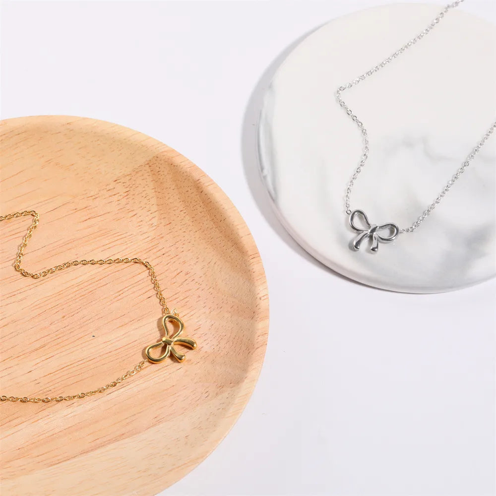 Collier pendentif arc en acier au titane