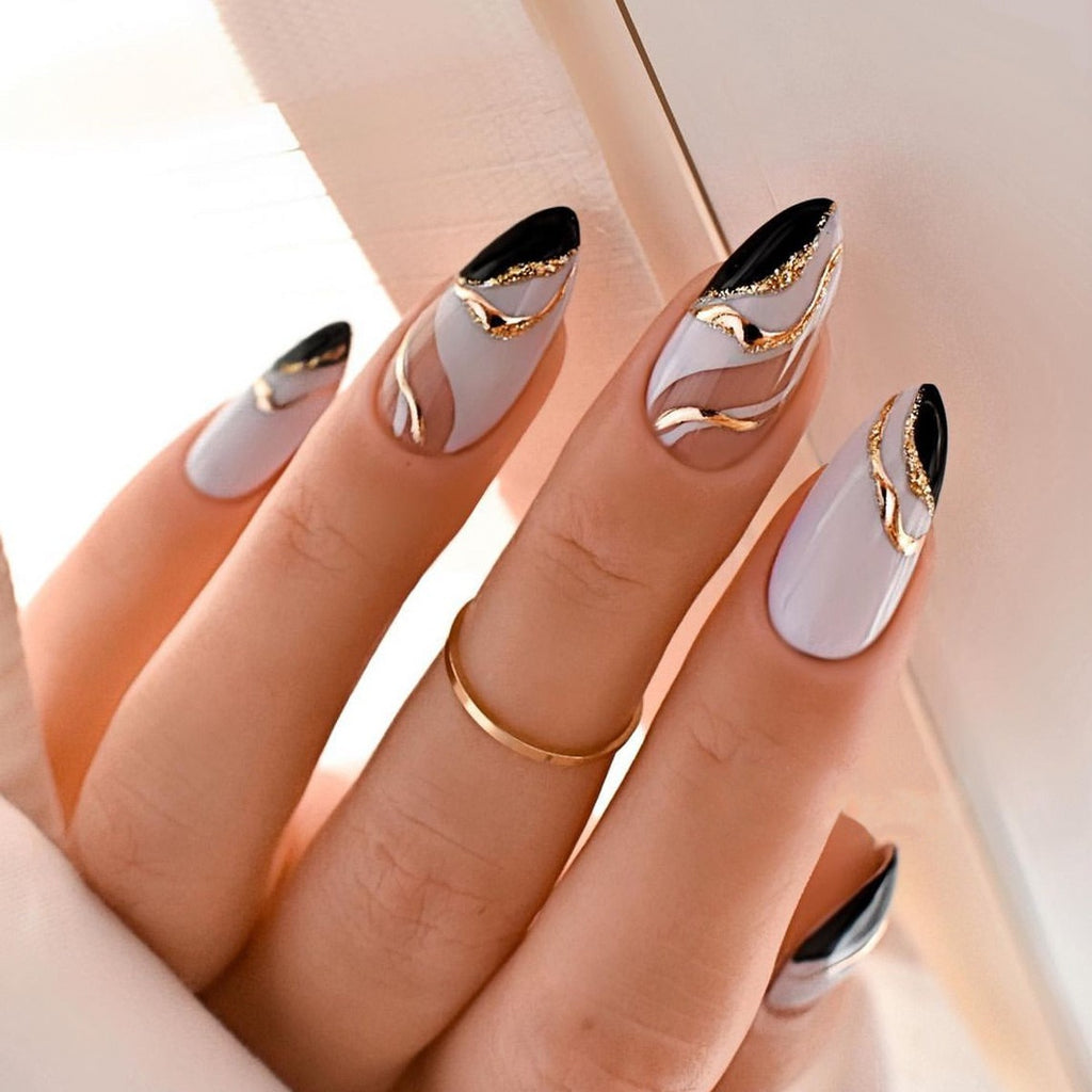 Manucure française bordée en amande, faux ongles ondulés dorés couleur canard mandarin, produit fini