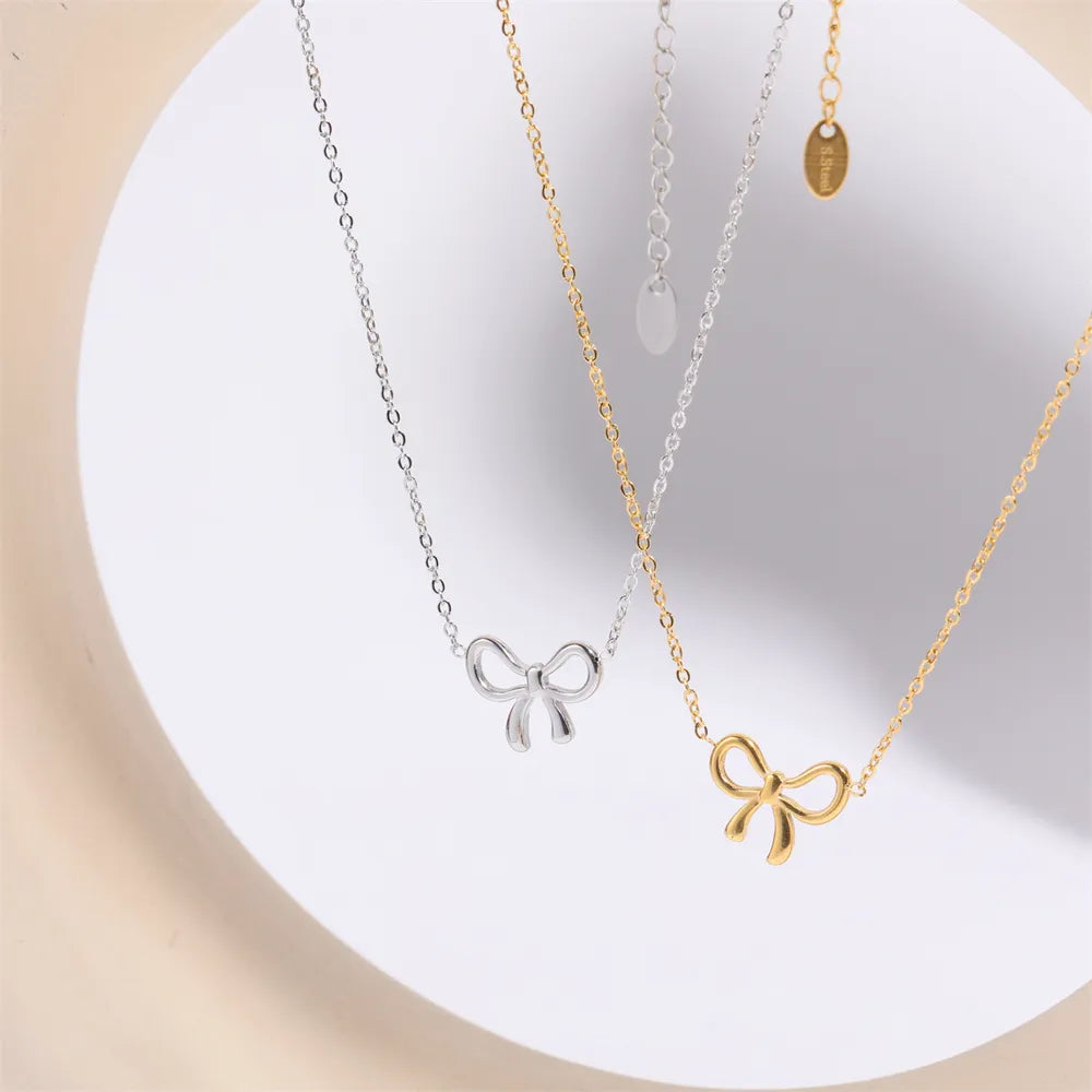 Collier pendentif arc en acier au titane