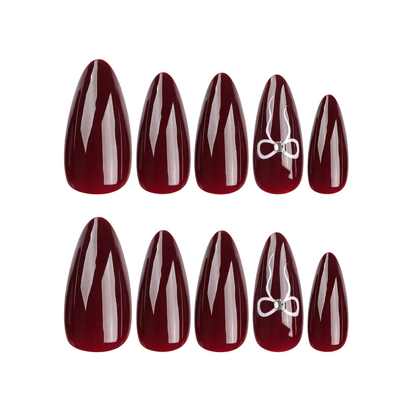 Manucure à nœud, longs faux ongles en amande