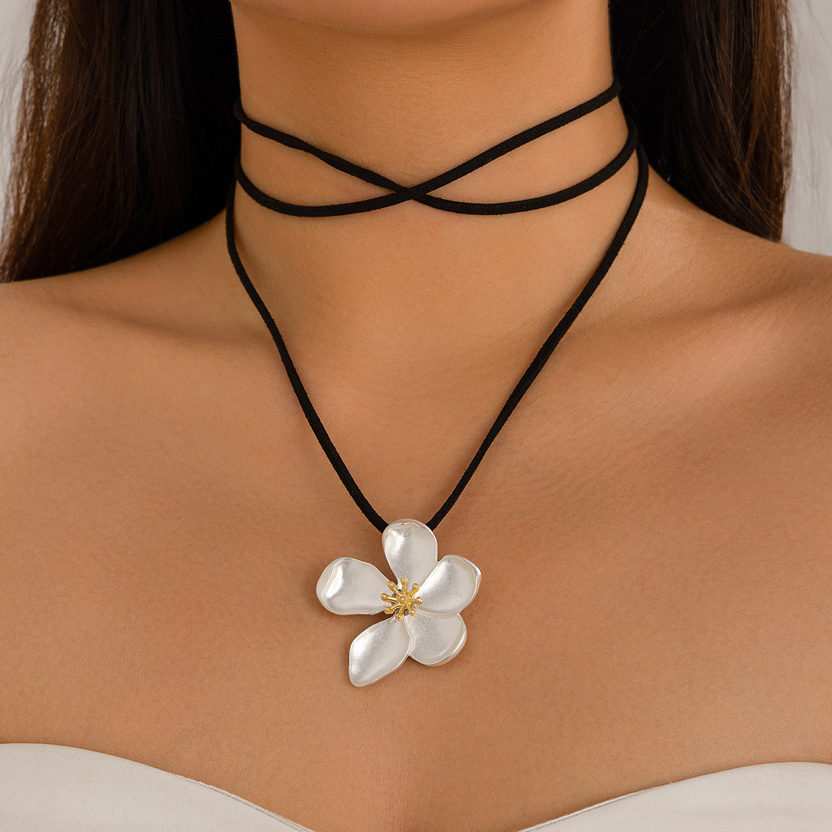 Ensemble collier chaîne tour de cou pour femme avec pendentif fleur à cinq pétales en métal.
