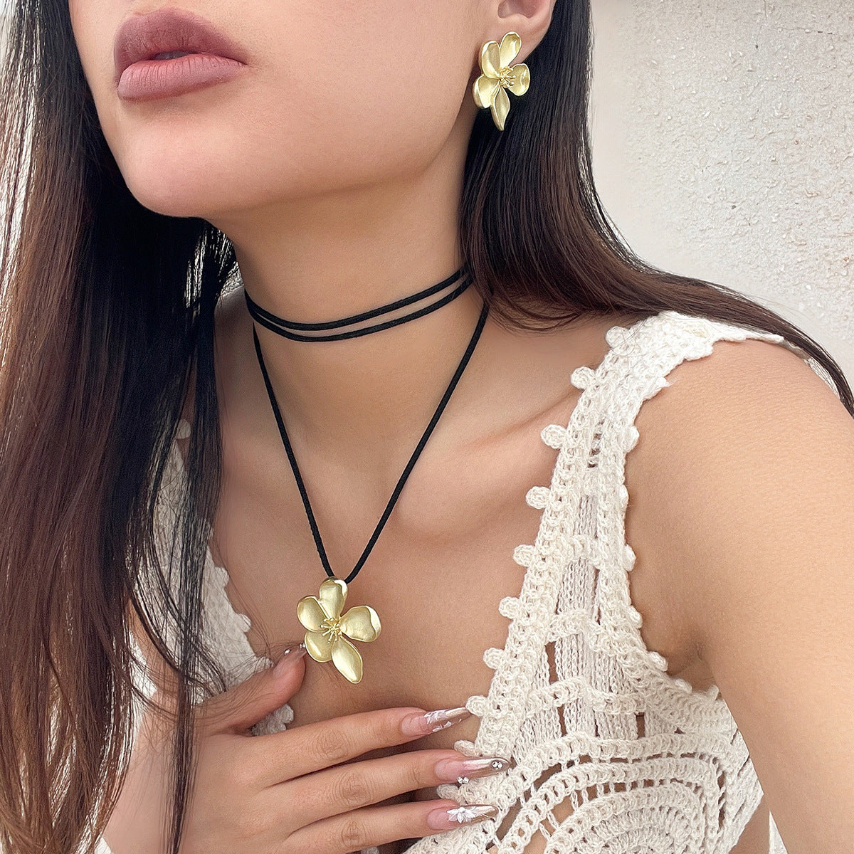 Ensemble collier chaîne tour de cou pour femme avec pendentif fleur à cinq pétales en métal.