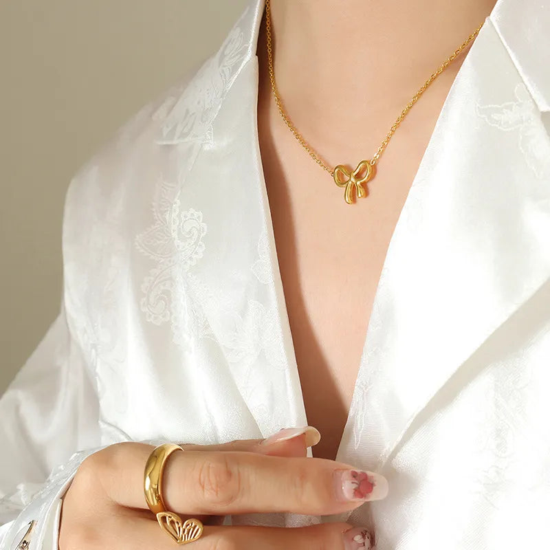 Collier pendentif arc en acier au titane