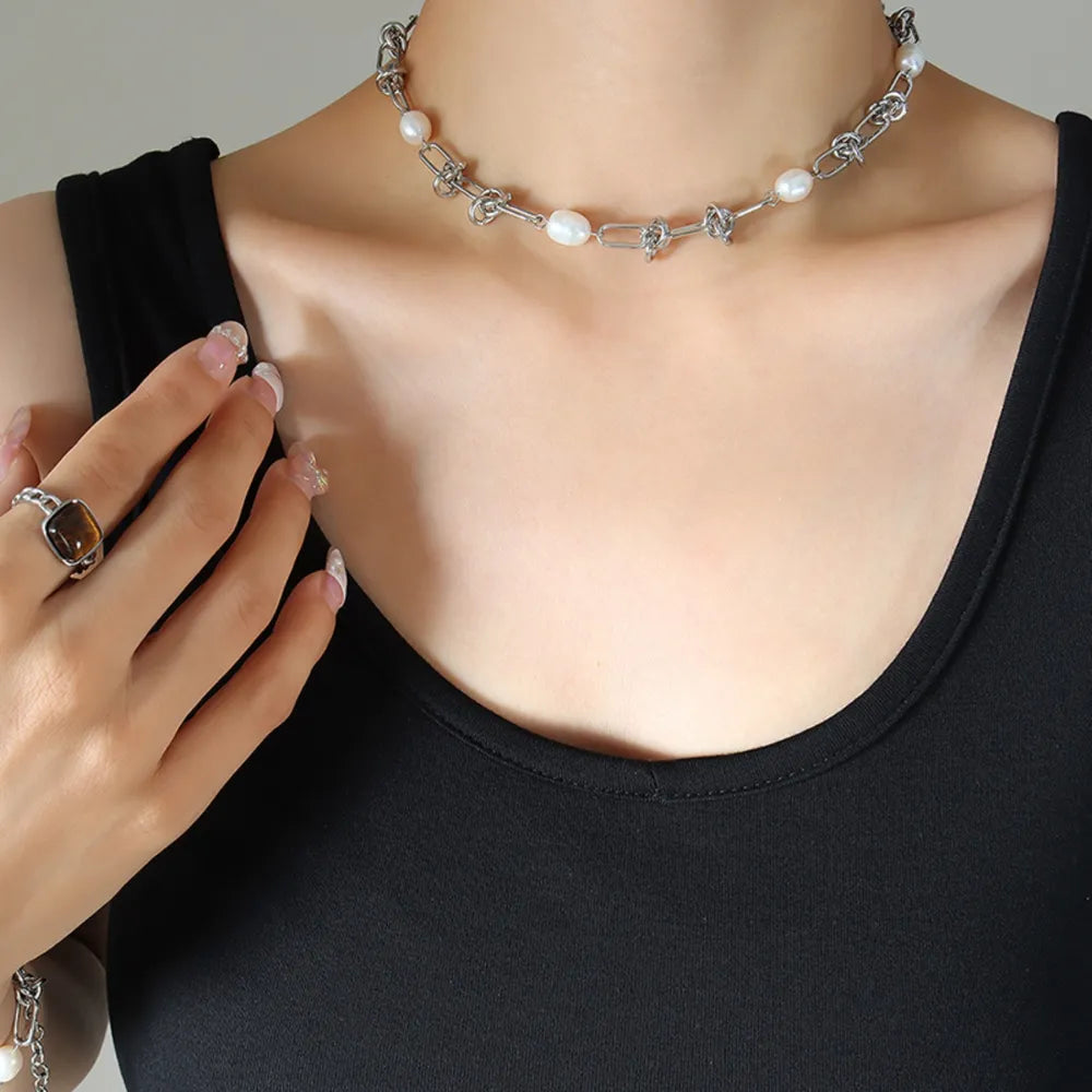 Collier en acier titane et perles d'eau douce