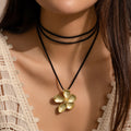 Ensemble collier chaîne tour de cou pour femme avec pendentif fleur à cinq pétales en métal.