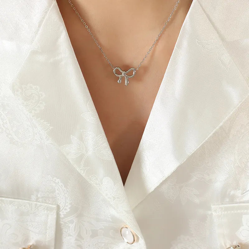 Collier pendentif arc en acier au titane