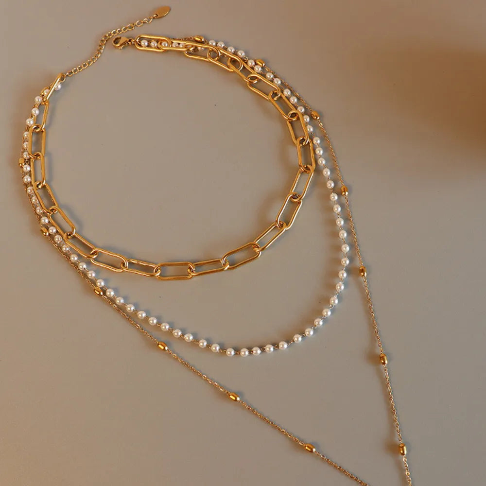 Collier triple couche en acier titane avec perles synthétiques