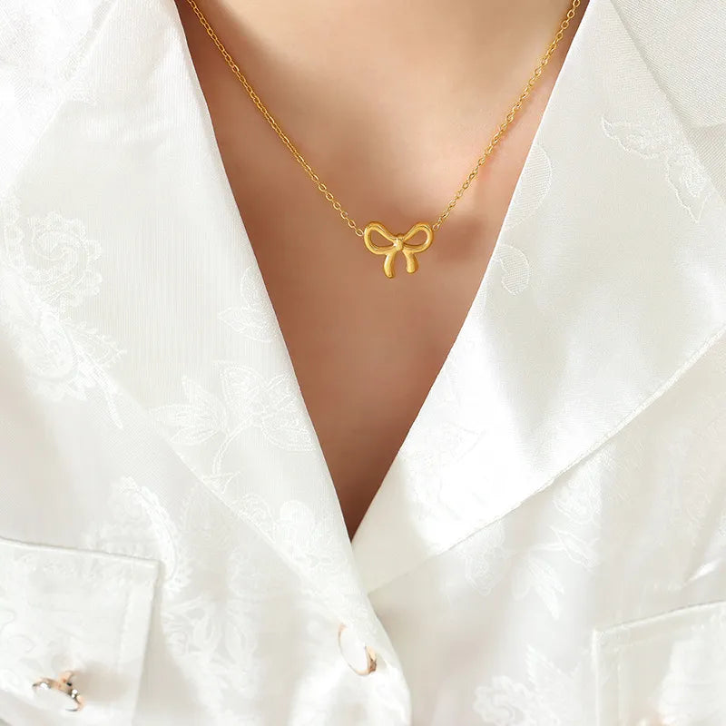 Collier pendentif arc en acier au titane