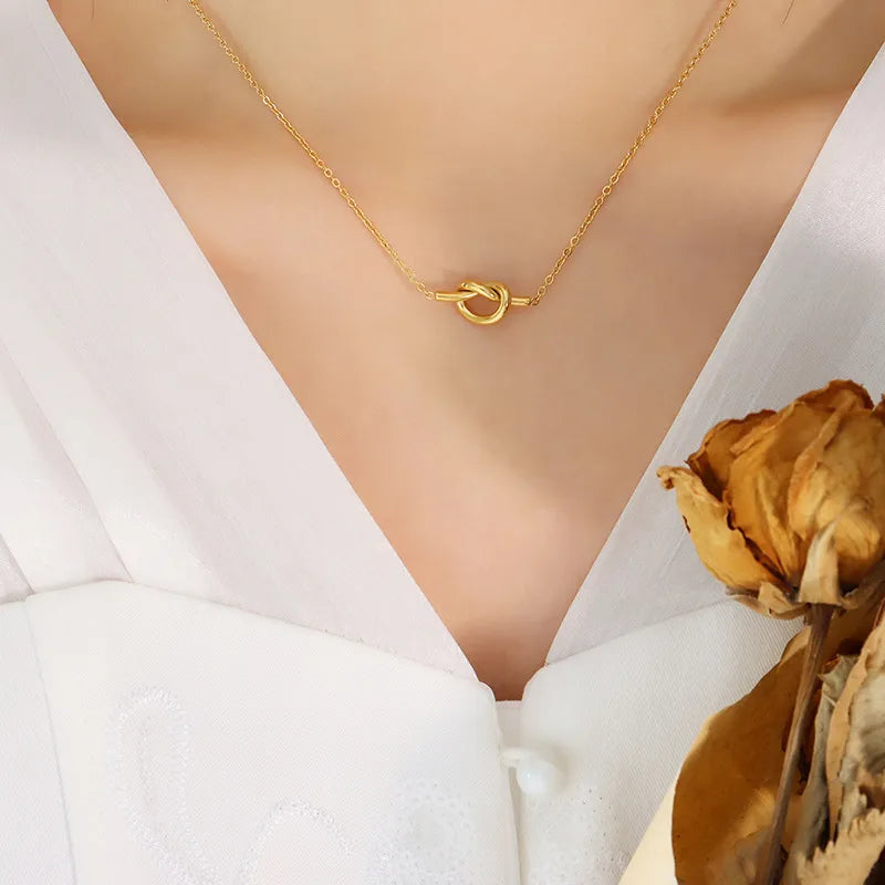 Collier noué plaqué or 18 carats