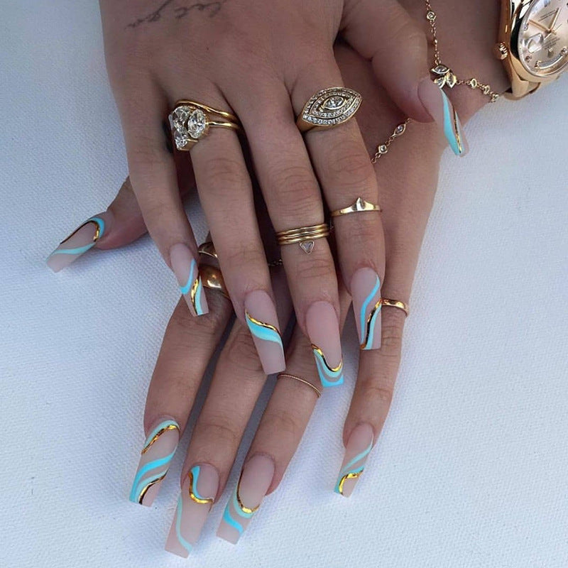 Ongles de ballet longs à motif ondulé doré, faux ongles givrés dorés, manucure mate style pop Ins, couleur contrastée à porter.