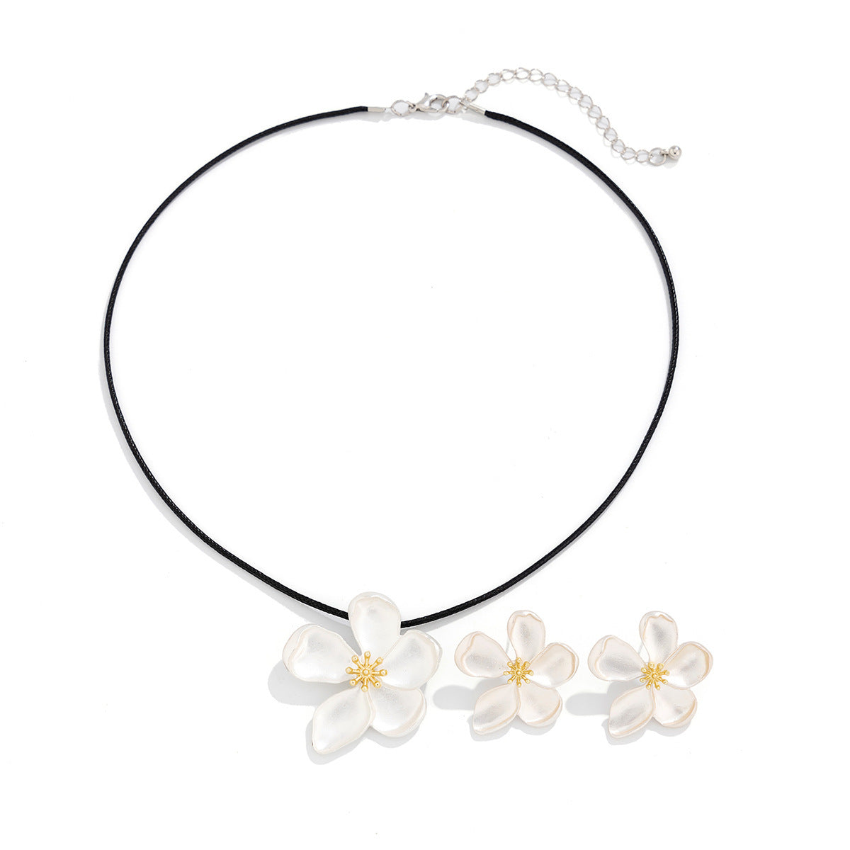 Ensemble collier chaîne tour de cou pour femme avec pendentif fleur à cinq pétales en métal.