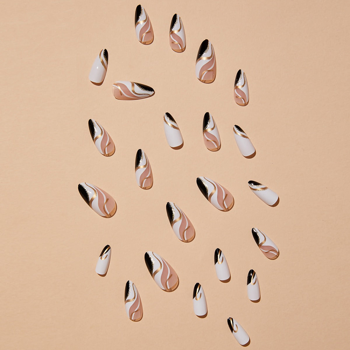 Manucure française bordée en amande, faux ongles ondulés dorés couleur canard mandarin, produit fini