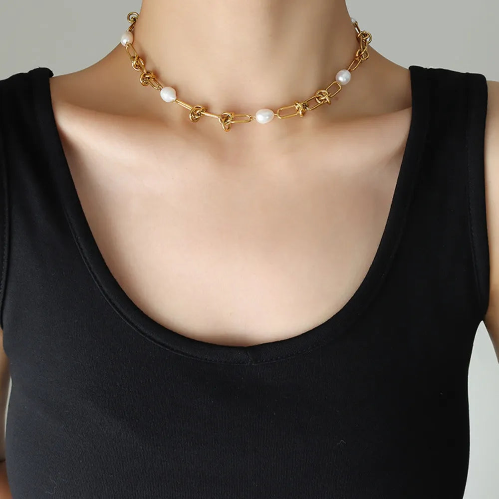 Collier en acier titane et perles d'eau douce